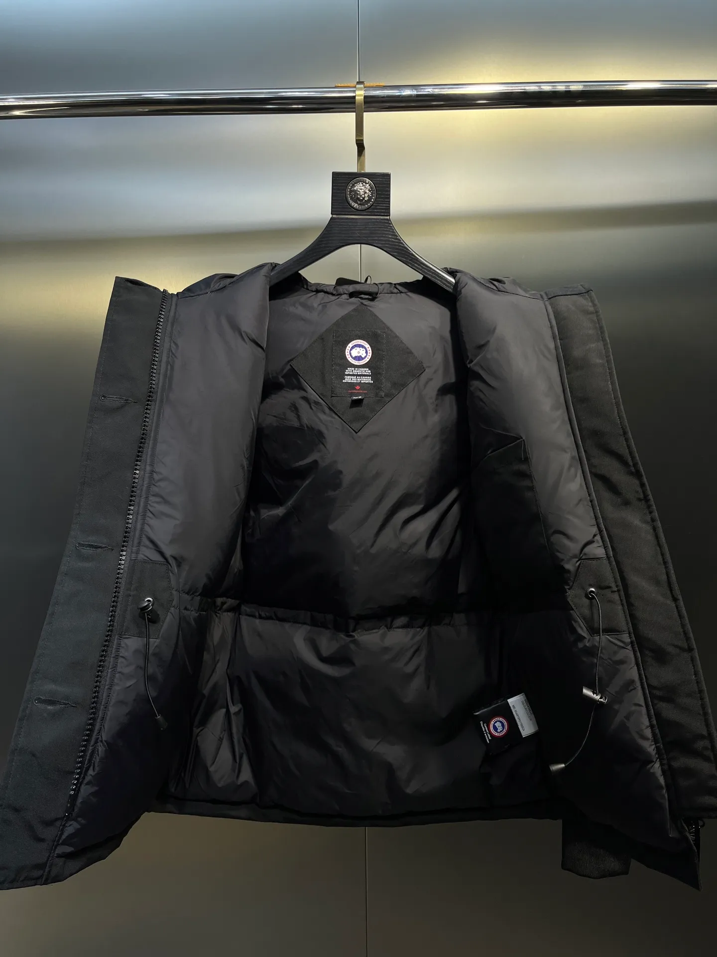 P840 Canada Goose Canada Goose #Expedition03 Parker, a treasure of Canadian origin! Limited supply worldwide! Canada Goose Model 03 is a top-notch couple model. The polar cold-proof outdoor series fur collar detachable hooded parka down jacket is the first Goose in 2024. I hope my friends will like it. Peak quality. I hope everyone can identify it together! The most popular cool items of the Big Goose family in 2024 are online. The same popular product of Yi Yang Qianxi is said to be a joint limited edition Big Goose that cannot be bought in autumn and winter. If you dislike the sameness of the Big Goose in the past, then this model will definitely give you a different experience! This year's most powerful couple's collection for autumn and winter is online, a top-notch luxurious ready-to-wear style, paired with an outdoor warm down jacket with great style and charm! The most standard and classic items of the Daye family in the past two years are equipped with unique reflective stripes for embellishment, which further shows the high-end fashion performance effect. With the embellishment of hardware buckles, it has excellent performance effect. The upper body is clean, simple and elegant, even for urban leisure. It is suitable for various occasions. Designed with large pockets, this model has a large capacity and is equipped with reflective stripes, making it safer at night. It is suitable for various adventure activities. It is made of windproof and waterproof technical materials. The interior is filled with full white duck down, which is absolutely cold-proof and warm. It also has a stand-up collar design and fine fluff at the collar, with meticulous attention to detail! The charm of this model is also more spiritual, and the upper body has more temperament and specifications. It perfectly shows the ultra-high standard of fashionable performance of this model, integrating outdoor and life, and you can even create high-street wear! The most pinnacle limited-edition goose that we have presented so far, both in terms of design and detailed materials, it is completely outstanding. The grand and evergreen version design is matched with cool reflective elements. The overall appearance can be said to be quite high, and it has that kind of powerful outdoor performance! It combines high-end casual attributes with high-street style. It is high-grade, domineering, warm, and beautiful. The visibility of the upper body is quite strong, and the configuration of the owl element is highly brand-recognizable. It fully complements the overall brand performance and visual effects, and also has the high-end sense of fashion and fashionable performance. It is a must-buy product because it is the most awesome down brand on the planet and one of Canada's three national treasure brands. It is also a sentimental down luxury brand. In the field of polar cold-proof clothing, Goose has made an irreplaceable contribution... Size: xs s m l xl